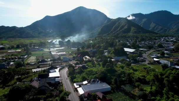 Sembalun的一些农田的空中景观 Sembalun座落在Rinjani山的斜坡上 周围环绕着美丽的青山 2022年6月17日 印度尼西亚伦博克 — 图库视频影像