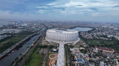 Hava görüntüsü. Yaklaşan Endonezya takımı için yeni futbol stadyumu inşaatı. Jakarta Uluslararası Stadyumu Kuzey Jakarta 'da. Jakarta, Endonezya, 21 Haziran 2022