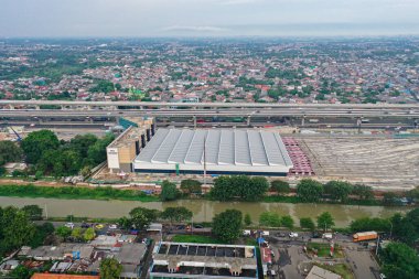 Bekasi 'den gelen Jakarta LRT tren deneme uçuşunun havadan görüntüsü. Bekasi, Endonezya, 21 Haziran 2022