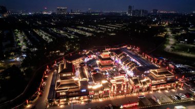 Gece vakti Şangay 'ın kırmızı Çin fenerleriyle süslenmiş eski kasaba caddesinin hava manzarası. Kelapa Gading 'deki sokak pazarı, evlerdeki Çin fenerleri, Jakarta, Endonezya, 21 Haziran 2022