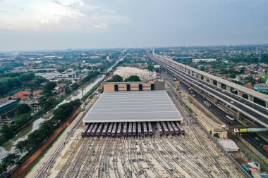 Bekasi 'den gelen Jakarta LRT tren deneme uçuşunun havadan görüntüsü. Bekasi, Endonezya, 21 Haziran 2022