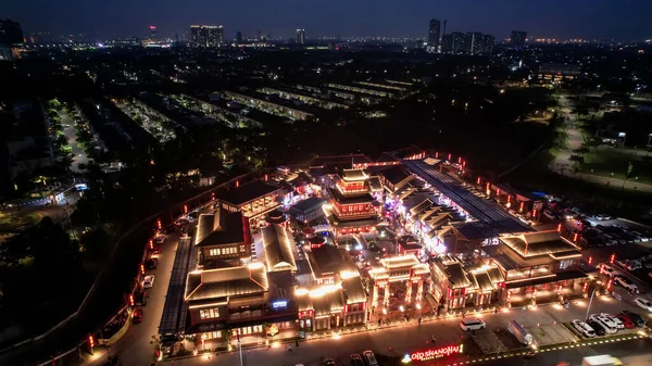 上海老城区街道的空中景观 夜间点缀着红色的中国灯笼 房屋上的中国灯笼 凯拉帕嘉定街市场 印度尼西亚雅加达 2022年6月21日 — 图库照片