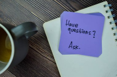 Sorularınız Var kavramı mı? Tahta Masa 'da izole edilmiş yapışkan notlara yaz.