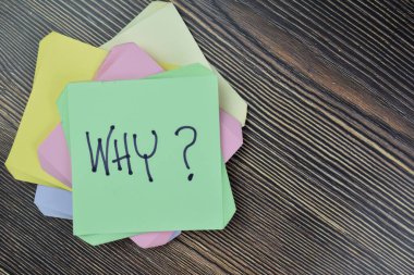 Neden kavramı? Tahta Masa 'ya izole edilmiş yapışkan notlara yaz.