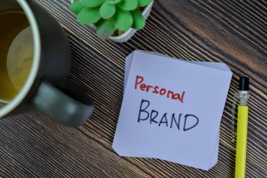 Kişisel Marka kavramı Tahta Masa 'da izole edilmiş yapışkan notlara yazılır.