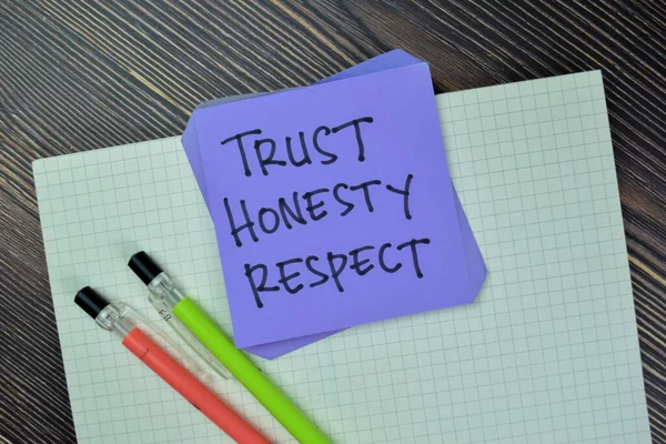 Konzept Von Vertrauen Ehrlichkeit Respekt Schreibe Auf Klebrige Zettel Isoliert — Stockfoto