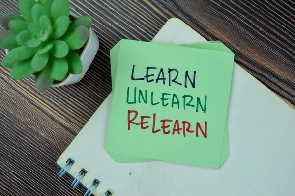 배우는 배우지 Concept Learning Unlearn Relearn Continuous Learning Writing Tick — 스톡 사진