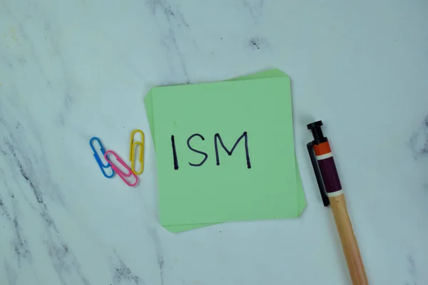 Ism的概念写在木制桌子上孤立的粘贴便条上 — 图库照片