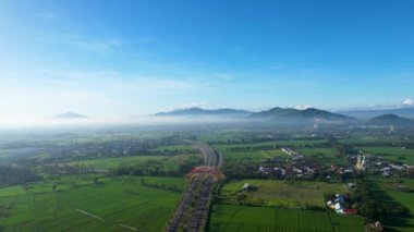 Mataram 'da şehir rengarenk Tembolak Gökkuşağı Anıtı' nın hava manzarası. Mataram Endonezya şehrinin en yeni ikonu. Lombok, Endonezya, 22 Mart 2022
