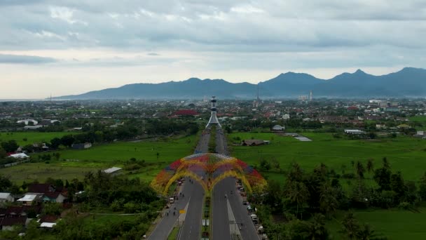 Pemandangan Udara Kota Berwarna Warni Monumen Tembolak Pelangi Mataram Ikon — Stok Video