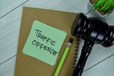 Trafik Suçu kavramı yapışkan notlara yazılıyor ve tokmak Tahta Masa 'da izole ediliyor.