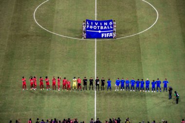 Jakarta Uluslararası Stadyumu 'ndaki Jakarta Uluslararası Stadyumu' nun Persija ve Chonburi Fc arasındaki büyük açılışında milli marş için kuyruğa girenler var. Jakarta, Endonezya, 1 Ağustos 2022