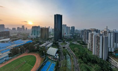 Jakarta merkez iş bölgesindeki ofis binalarının hava manzarası ve gün batımında gürültü bulutu. Jakarta, Endonezya, 1 Ağustos 2022