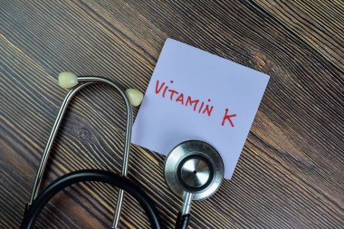 Tahta Masa 'da izole edilmiş yapışkan notlara K vitamini kavramı.