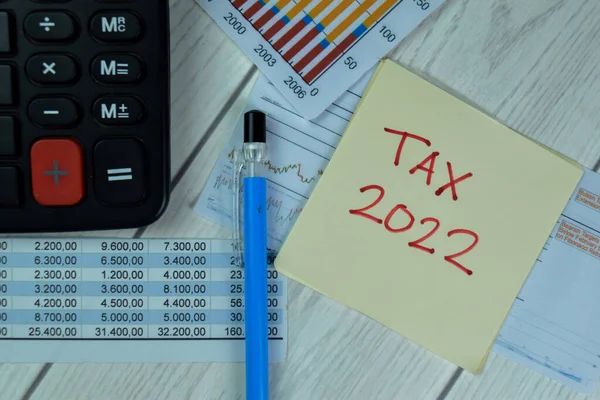 Conceito Imposto 2022 Escrever Notas Pegajosas Isoladas Mesa Madeira — Fotografia de Stock