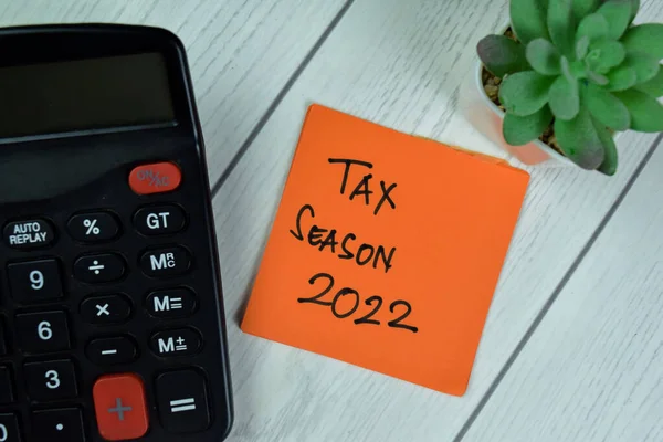 Concepto Temporada Impuestos 2022 Escribir Notas Adhesivas Aisladas Mesa Madera — Foto de Stock