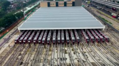 Bekasi 'den gelen Jakarta LRT tren deneme uçuşunun havadan görüntüsü. Bekasi, Endonezya, 20 Eylül 2022