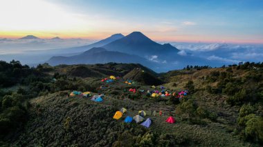 Prau Dieng, Central Java, dağcılar ve çadır gibi güzel dağ manzaraları. Wonosobo, Endonezya, 30 Eylül 2022