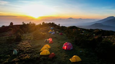 Prau Dieng, Central Java, dağcılar ve çadır gibi güzel dağ manzaraları. Wonosobo, Endonezya, 30 Eylül 2022