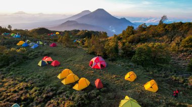 Prau Dieng, Central Java, dağcılar ve çadır gibi güzel dağ manzaraları. Wonosobo, Endonezya, 30 Eylül 2022