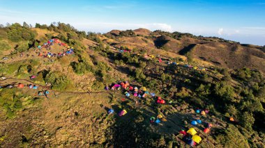 Prau Dieng, Central Java, dağcılar ve çadır gibi güzel dağ manzaraları. Wonosobo, Endonezya, 30 Eylül 2022