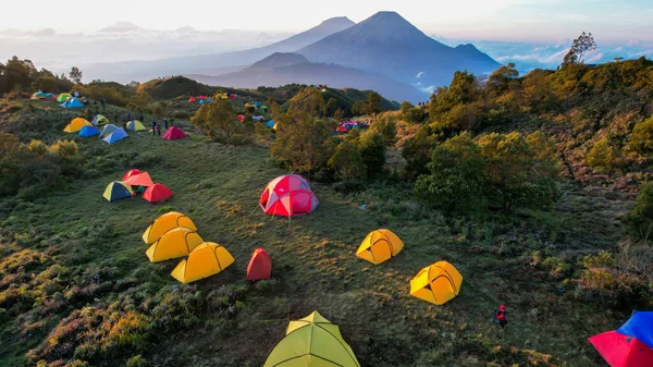 Widok Lotu Ptaka Szczyty Górskie Prau Dieng Jawa Środkowa Wspinacze — Zdjęcie stockowe