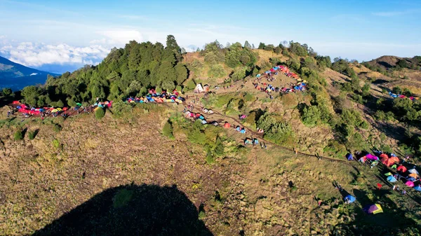 Prau Dieng, Central Java, dağcılar ve çadır gibi güzel dağ manzaraları. Wonosobo, Endonezya, 30 Eylül 2022