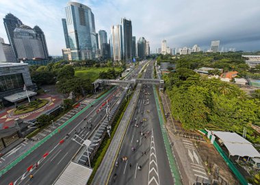 Pazar sabahı Endonezya 'daki Bunderan Otel yakınlarında toplanan kalabalığın hava görüntüsü. Covid-19 'dan sonra arabasız gün nihayet geldi. Jakarta, Endonezya, 4 Ekim 2022