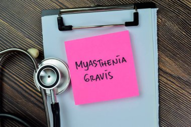 Myasthenia Gravis kavramı yapışkan notlara yazılır ve steteskop Tahta Masa 'ya izole edilir.