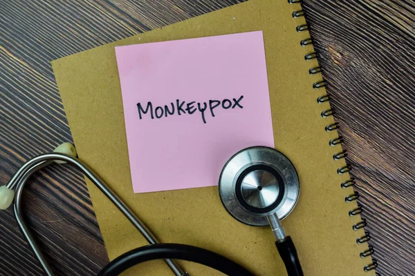 Concepto Monkeypox Escribir Notas Adhesivas Con Estetoscopio Aislado Mesa Madera — Foto de Stock