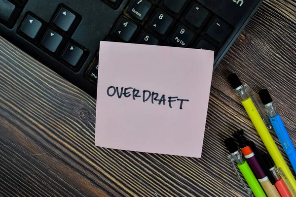 Έννοια Του Overdraft Γράψει Αυτοκόλλητες Σημειώσεις Που Απομονώνονται Ξύλινο Τραπέζι — Φωτογραφία Αρχείου