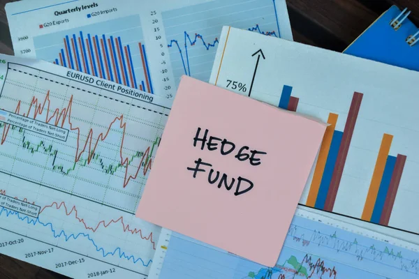 Conceito Hedge Fund Escrever Notas Pegajosas Isoladas Mesa Madeira — Fotografia de Stock
