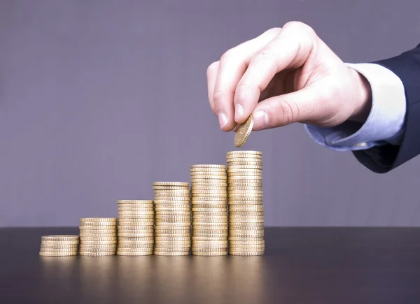 Hand stacking coins — Stock Photo, Image