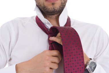 genç adam bir knecktie bağlama