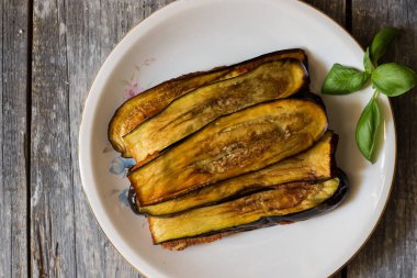 Geleneksel patlıcan dolması yumurta, peynir, sarımsak, maydanoz ve kekik dolgulu.