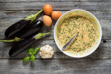 Geleneksel patlıcan dolması yumurta, peynir, sarımsak, maydanoz ve kekik dolgulu.