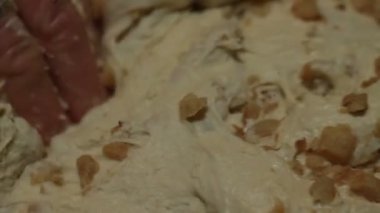 Kızarmış domuz eti, pişirilmiş domuz yağının bir özelliğidir. Bu besin, yağ dokusunun geri kalanından elde edilir. Bölgeye bağlı olarak İtalya 'da kırışıklıklar veya ciccioli farklı isimlerle anılıyor.