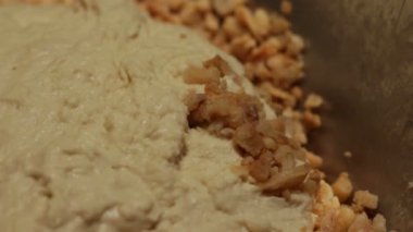 Kızarmış domuz eti, pişirilmiş domuz yağının bir özelliğidir. Bu besin, yağ dokusunun geri kalanından elde edilir. Bölgeye bağlı olarak İtalya 'da kırışıklıklar veya ciccioli farklı isimlerle anılıyor.