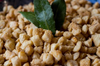 Kızarmış domuz eti, pişirilmiş domuz yağının bir özelliğidir. Bu besin, yağ dokusunun geri kalanından elde edilir. İtalya 'da Cracklings veya ciccioli