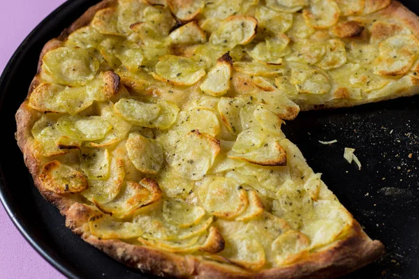 Rund Pan Hemlagad Pizza Toppad Med Skivad Potatis Salt Olja Royaltyfria Stockfoton
