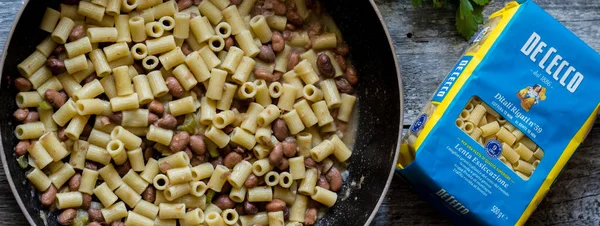 イタリアのパスタデ セッコとセロリと玉ねぎと鍋に豆 — ストック写真