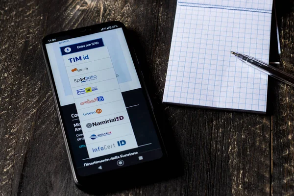 Benevento / İtalya, 5 Aralık 2021: Spid üzerinden akıllı telefon ekranında kayıt için InPA sitesinin açılması. InPA, İtalya 'da Ulusal İşe Alma Portalidir..