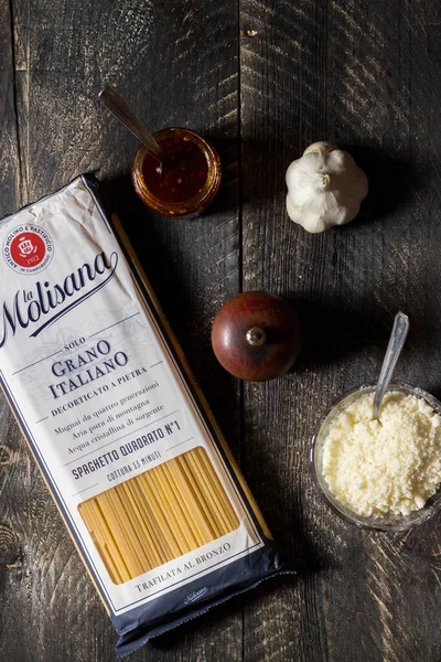 İtalyan makarnası La Molisana formatında peynirli, biberli ve sarımsaklı makarna..