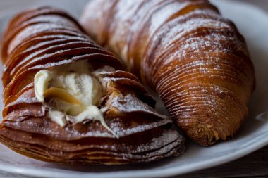 Beyaz servis tabağında kremalı ıstakoz kuyruğu. İtalyan pastası. Tahta arka planda beyaz fırça darbeleriyle izole edilmiş.