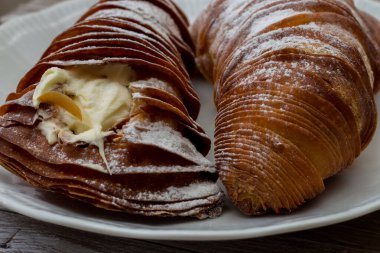 Beyaz servis tabağında kremalı ıstakoz kuyruğu. İtalyan pastası. Tahta arka planda beyaz fırça darbeleriyle izole edilmiş.