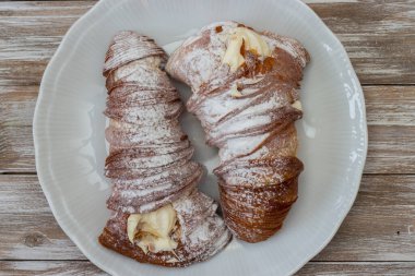 Beyaz servis tabağında kremalı ıstakoz kuyruğu. İtalyan pastası. Tahta arka planda beyaz fırça darbeleriyle izole edilmiş.