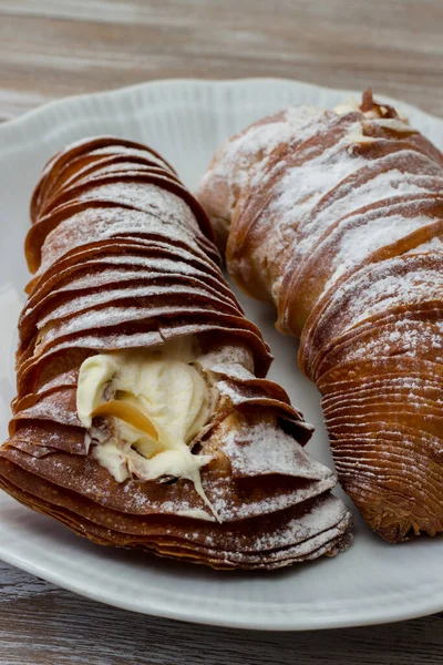 Beyaz servis tabağında kremalı ıstakoz kuyruğu. İtalyan pastası. Tahta arka planda beyaz fırça darbeleriyle izole edilmiş.