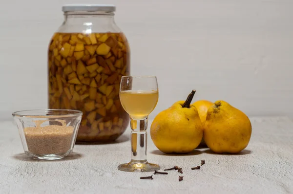 Homemade Quince Liqueur Maceration Quinces Water Cane Sugar Cinnamon Cloves — Foto Stock