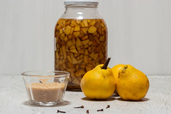 Ev yapımı ayva likörü. Su, şeker, tarçın, karanfil ve alkolde ayva ezmesi.