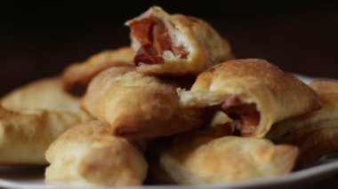 Panzerotti puf böreği dilimlenmiş ayva elmasıyla dolu.